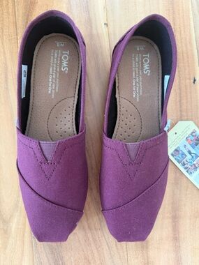 Toms Women's Classic Canvas Slip-On in Red Mahogany